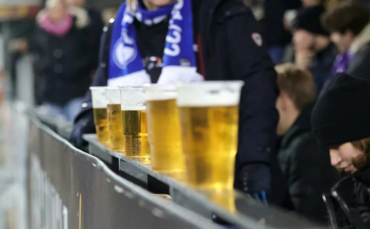 Пиво на стадионах. Пиво на стадионе. На российских стадионах разрешат пиво. Пиво Спонсор хоккея.