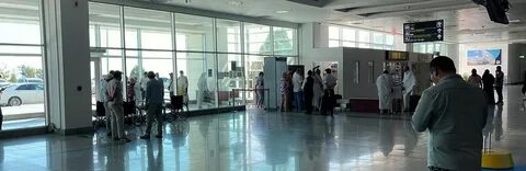 У входа в аэровокзал где поджидали приезжих