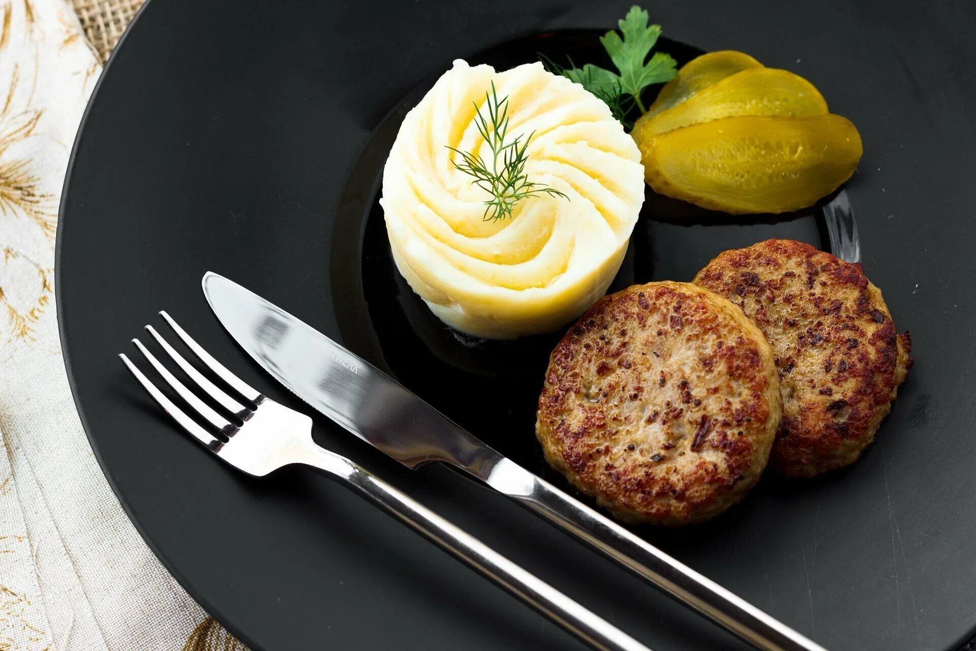 Пп рецепты пюре. Биточки с картофельным пюре. картофельное пюре с котлетой. подача картофельного пюре с котлетой. котлеты с пюрешкой.