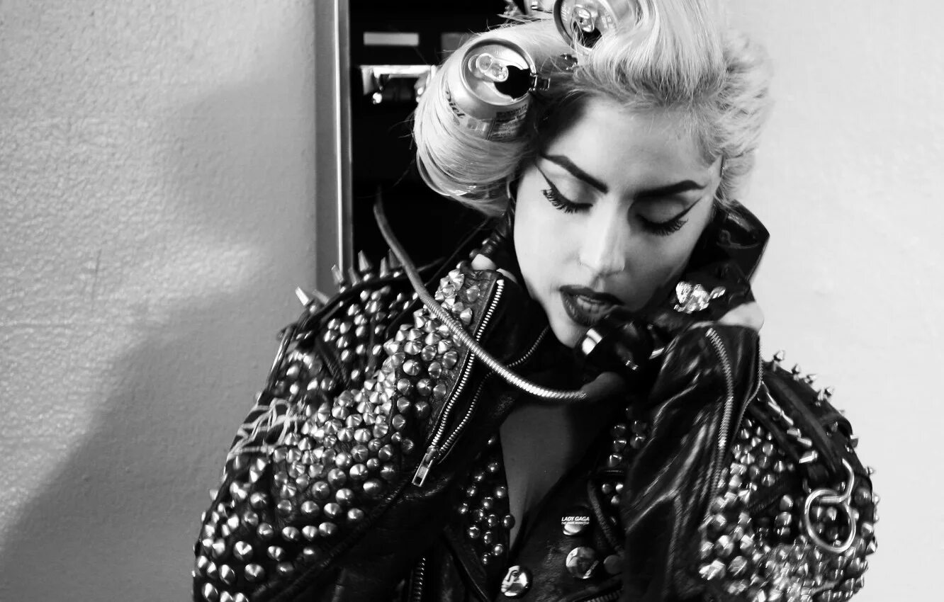 Леди гага на звонок. Леди Гага. Lady Gaga telephone. Леди Гага телефон. Lady Gaga Beyonce.