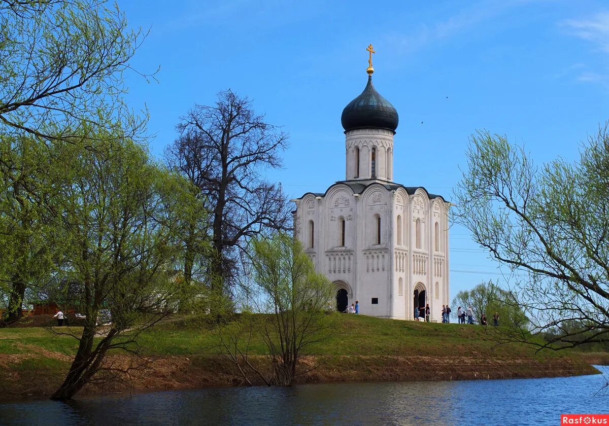 Храм покрова на нерли с подписью. Церковь покрова дата. Церковь покрова дата. Церковь покрова на нерли боголюбово. Покров пресвятой богородицы на нерли.