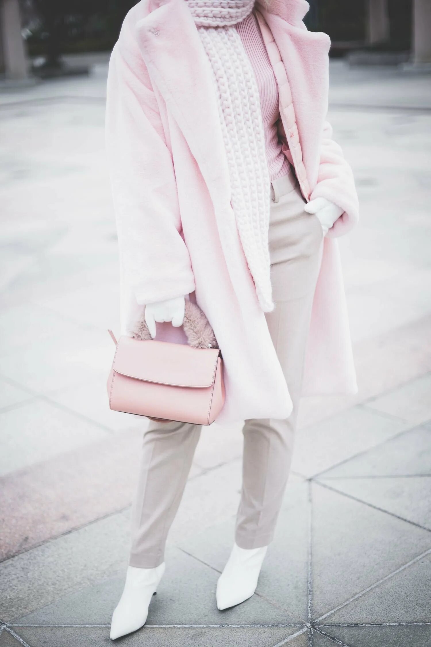 Розовое пальто шапка. Образы с розовым пальто. Шарф к розовому пальто. Шарф с нежно розовым пальто. Шапка к розовому пальто.