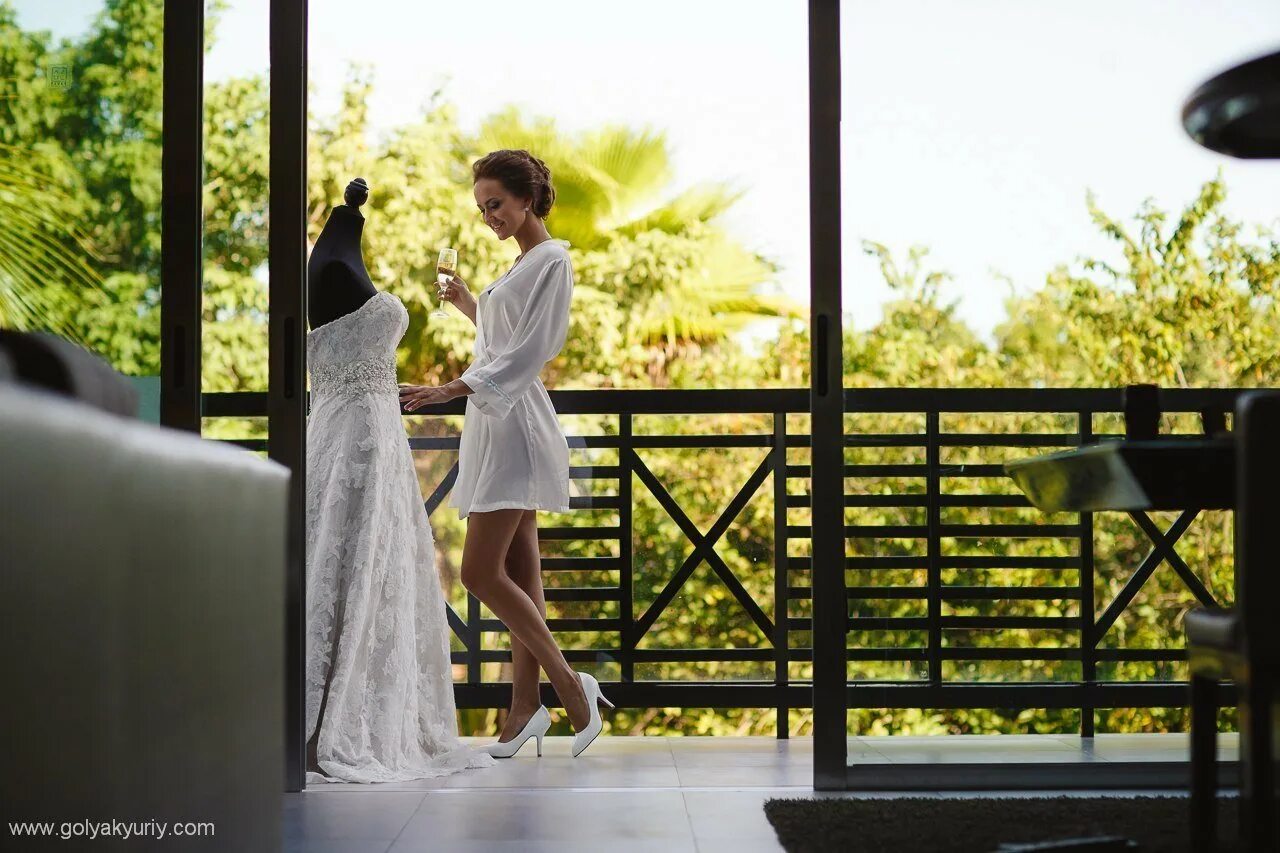 Совместные сборы. Свадебная фотосессия в гостинице. Свадебное утро жениха. Утро жениха и невесты фотосессия вместе. Совместные сборы.