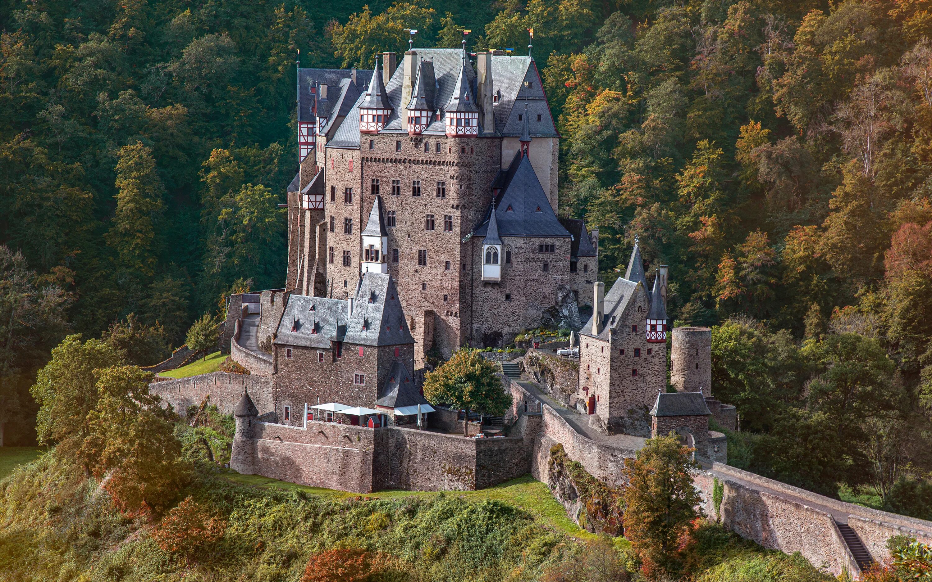 Башни немецкого замка. Долина Рейна замок Эльц. Burg Eltz Германия Хогвартс. Сокровищница замка Эльц. Замок Зацвай (Burg Satzvey).