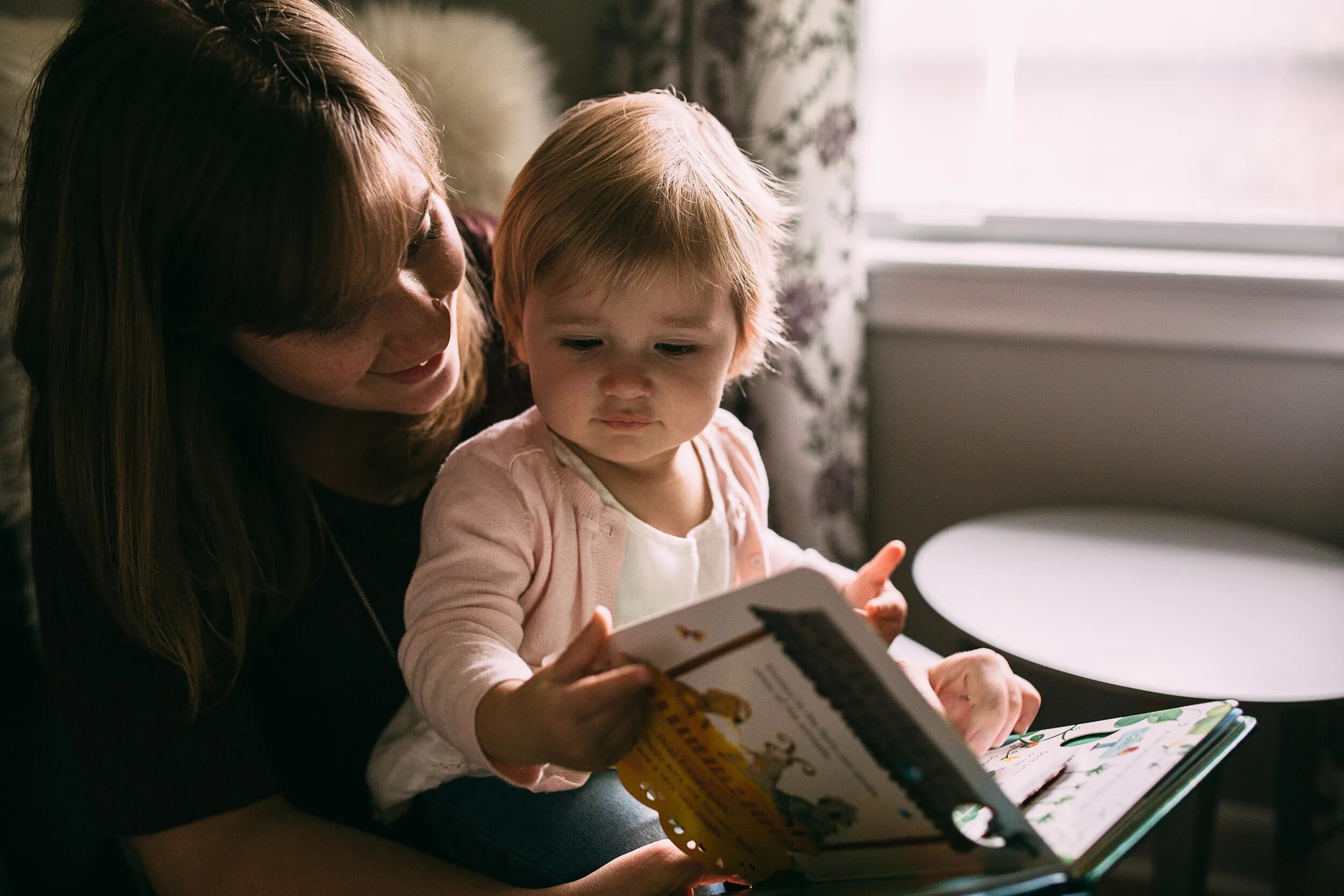 Мама читает сказку. Книги для детей. Чтение сказок детям. Родители читают детям сказки. Читаем без родителей