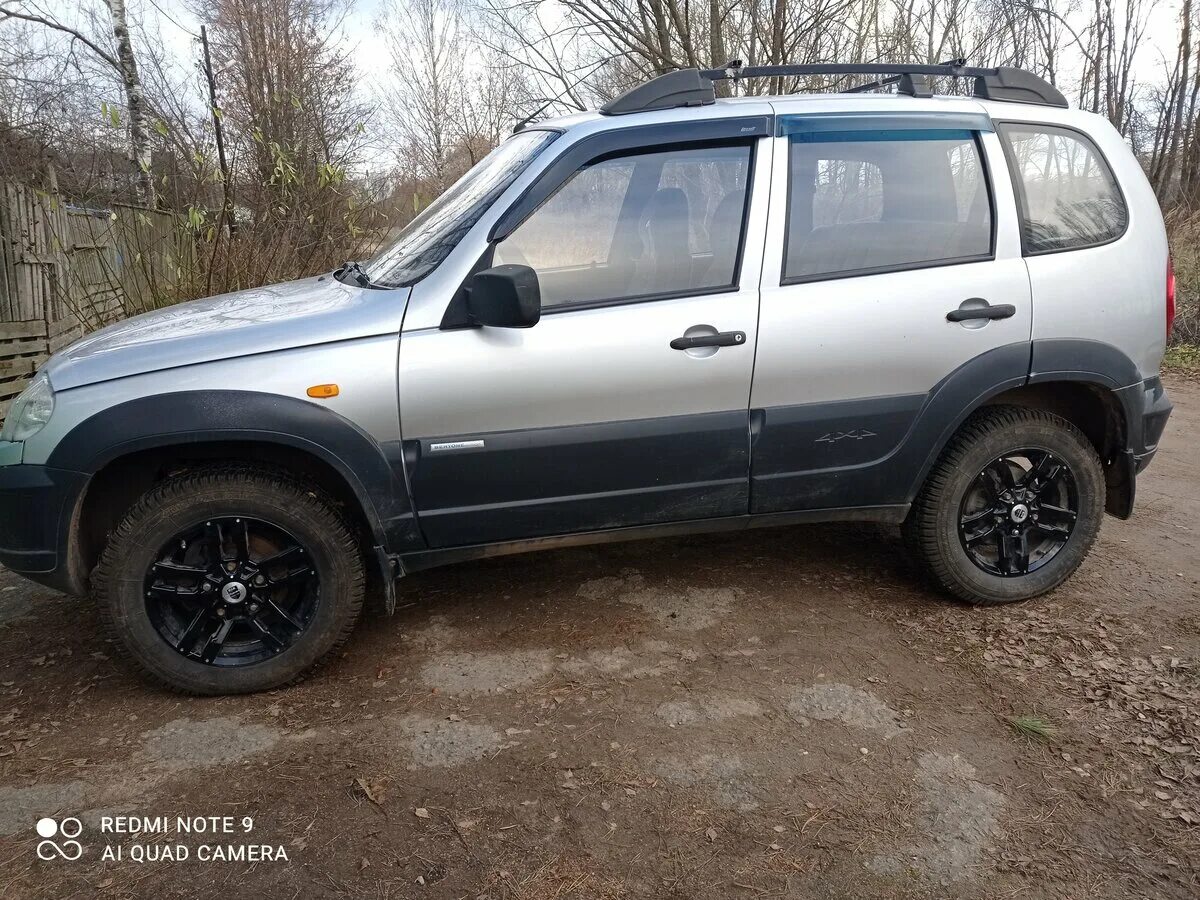 Купить ниву шевроле в тверской. Шевроле Нива 2009 года. Niva 2009. Chevy Niva 2009. Шевроле Нива LC Снежинка.