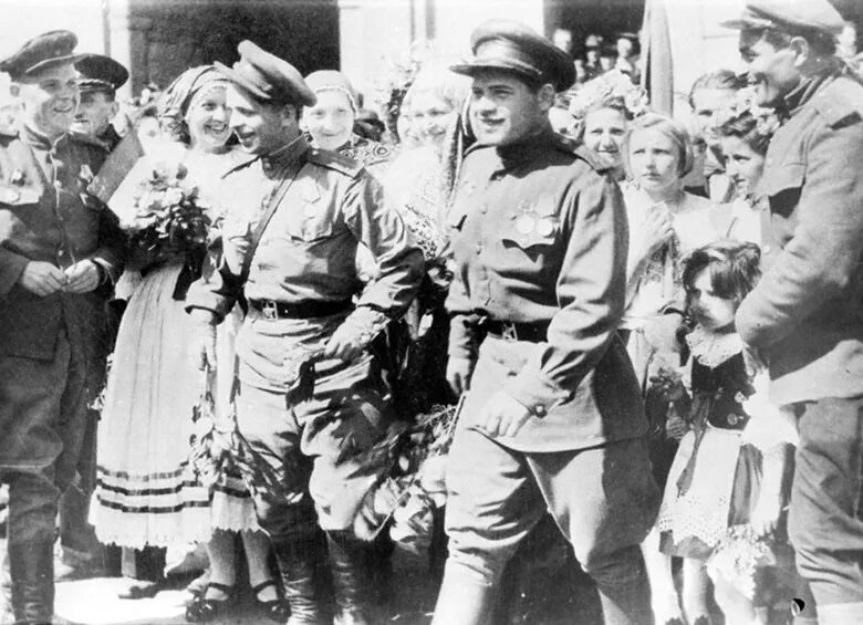Встреча советских солдат освободителей в Европе. Освобождение Чехословакии в 1945. Советские солдаты в Европе. Встреча солдат 1945.