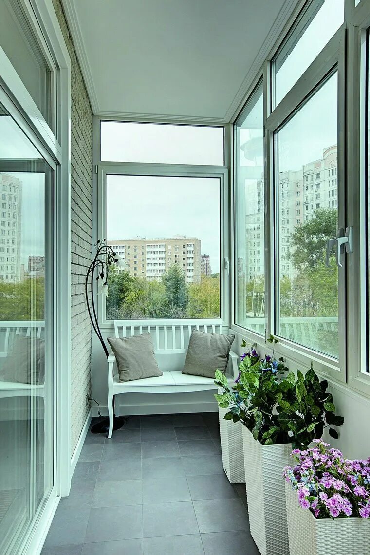 Французское панорамное остекление балкона п44. Лоджия с панорамными окнами. Остекленный балкон. Красивый застекленный балкон.
