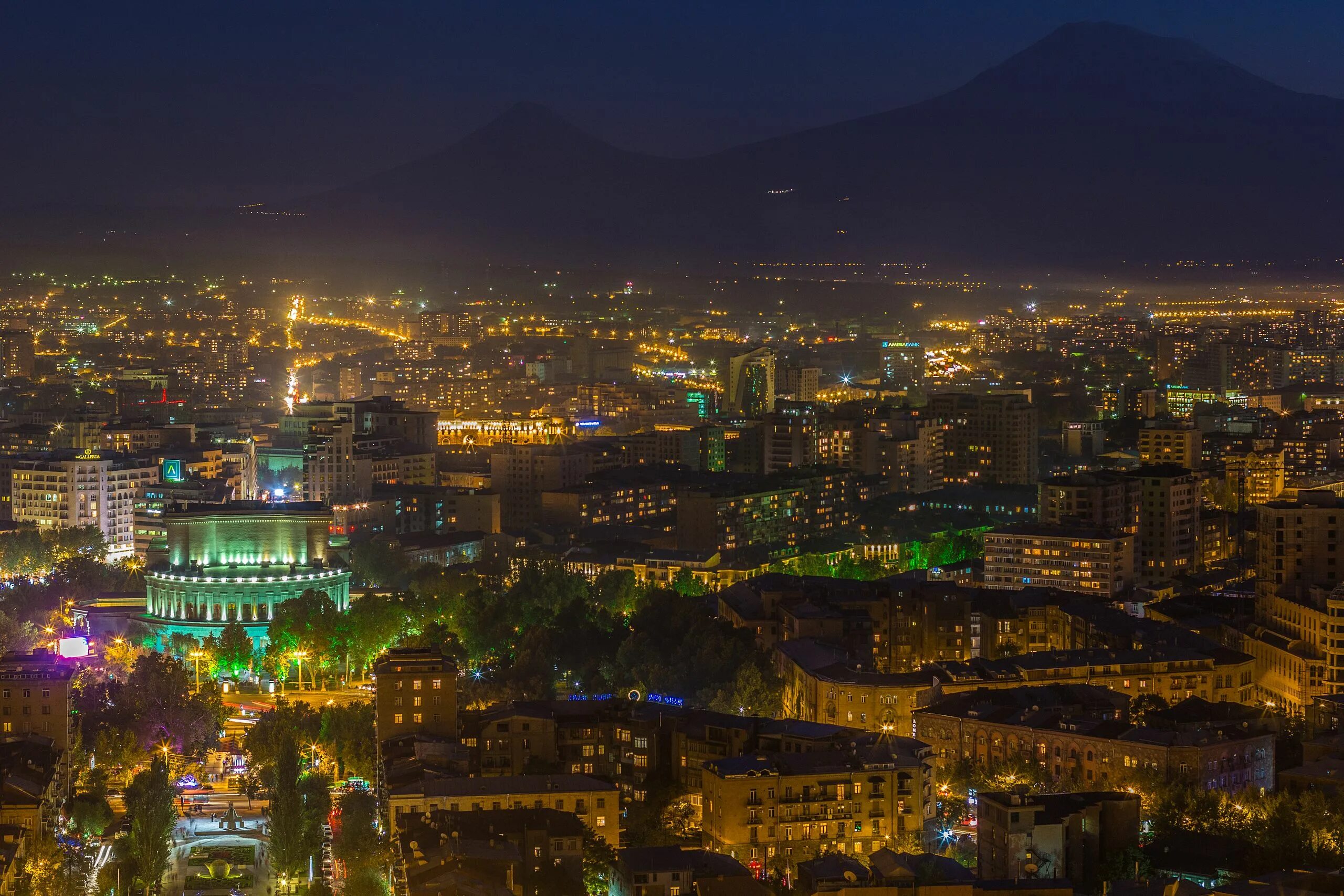 Столица Армении Ереван. Ночной Ереван. Каскад Ереван. Каскад Ереван ночью.