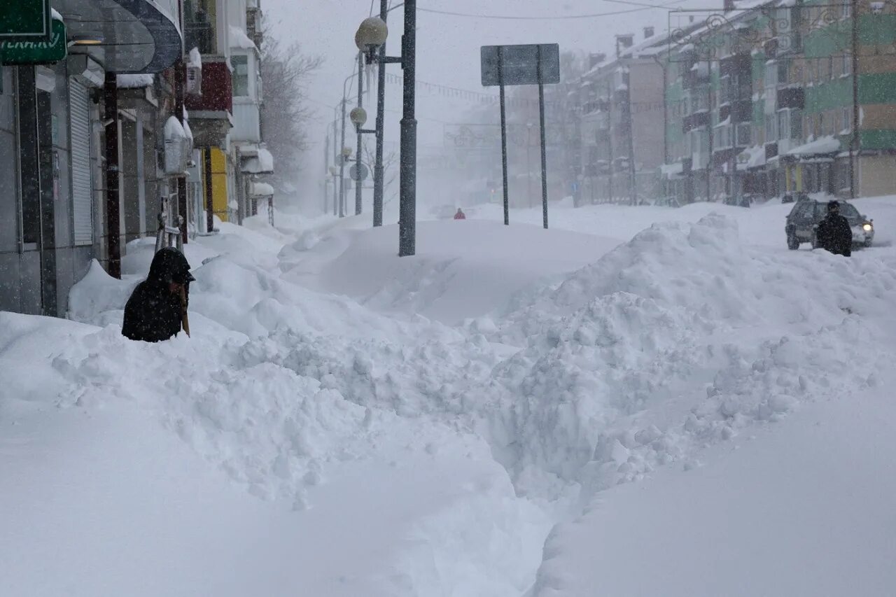 Дорогу завалило снегом. Южно-Сахалинск снегопад. Сахалин снегопад 2022. Сахалин завалило снегом. Снег на Сахалине.