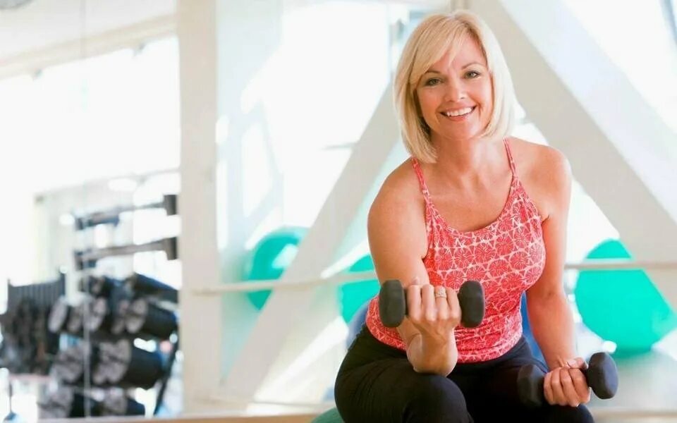 Спортивная женщина 50 лет. Тренажерный после 40. Тренажерный после 40. Занятия спортом пожилых людей. Фитнес женщины.