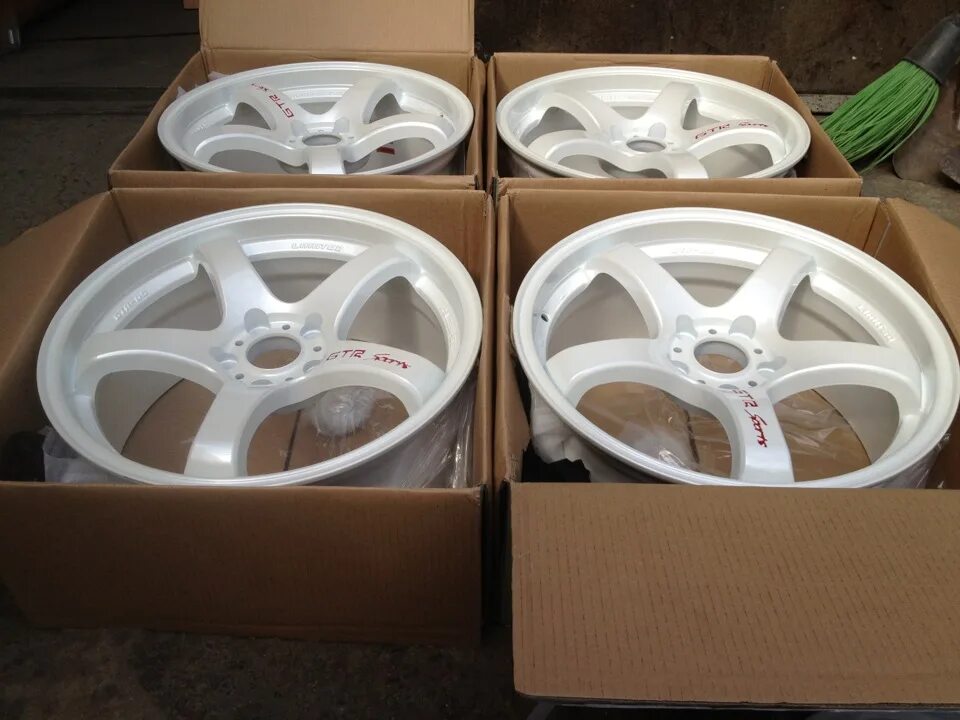 Диски r 9. Advan racing r18 5x114.3. диски advan racing r18. диски белые r17 advan. дисков advan r16..
