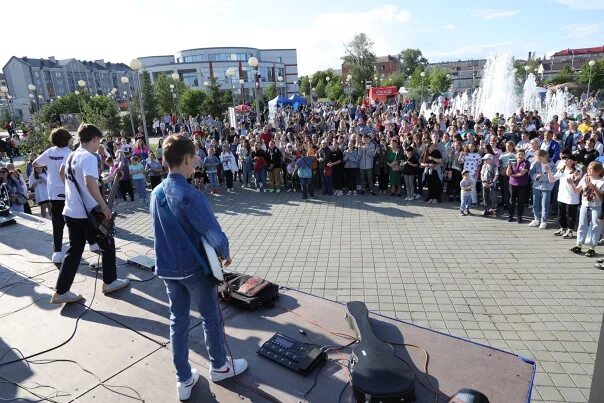 Концерты г оренбург. День города Ишим. День города в парке. Фестивальном парке в Ишиме. Сквер Майский Ишим.