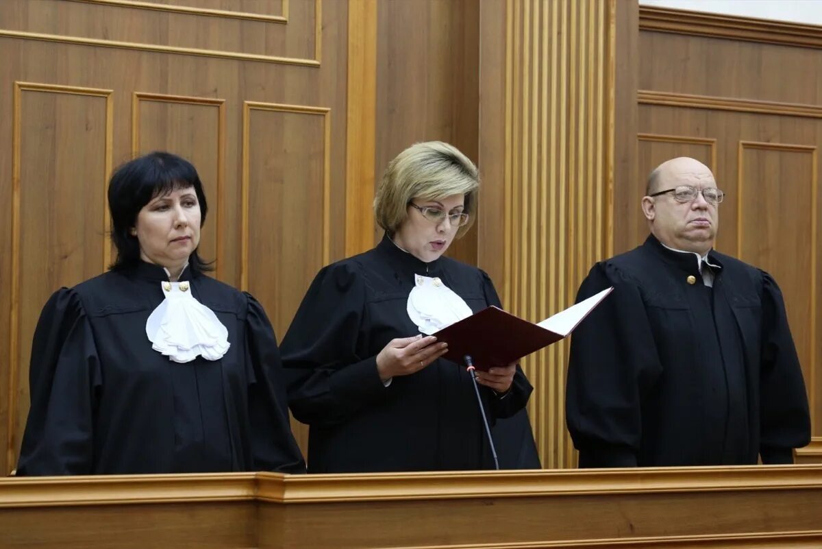 В каком суде 3 судьи