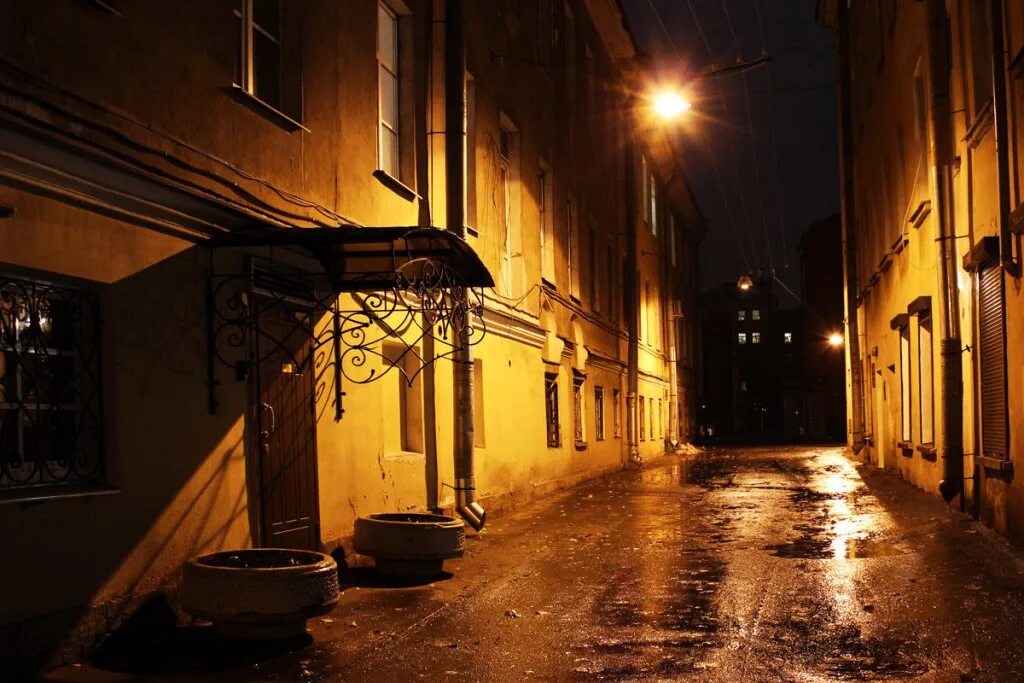 Подворотня мой дом. Тёмный переулок Питер. Ночной переулок. Улица ночью. Темные улицы Москвы.