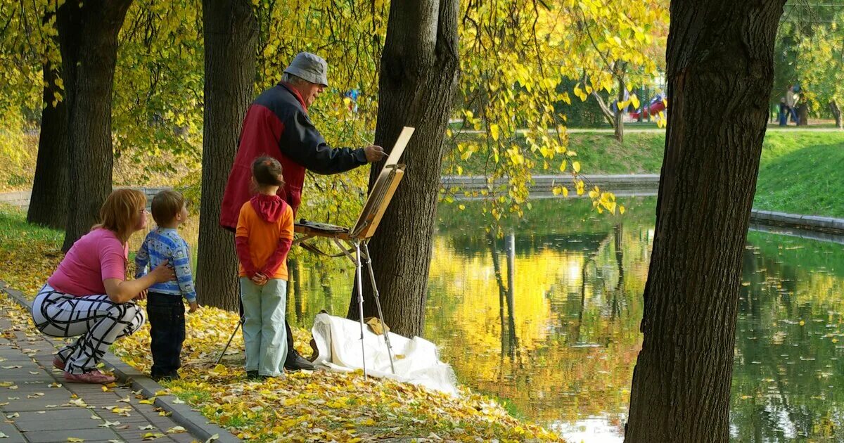 Замечательная прогулка. Люди в парке. Парк для прогулок. Парк люди гуляют. Прогулка в осеннем парке.