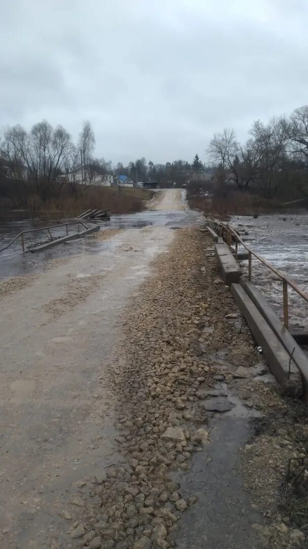 Наводнение в орле. Мост через реку. Паводок. Подтопление в Орловской области. Мост через речку.