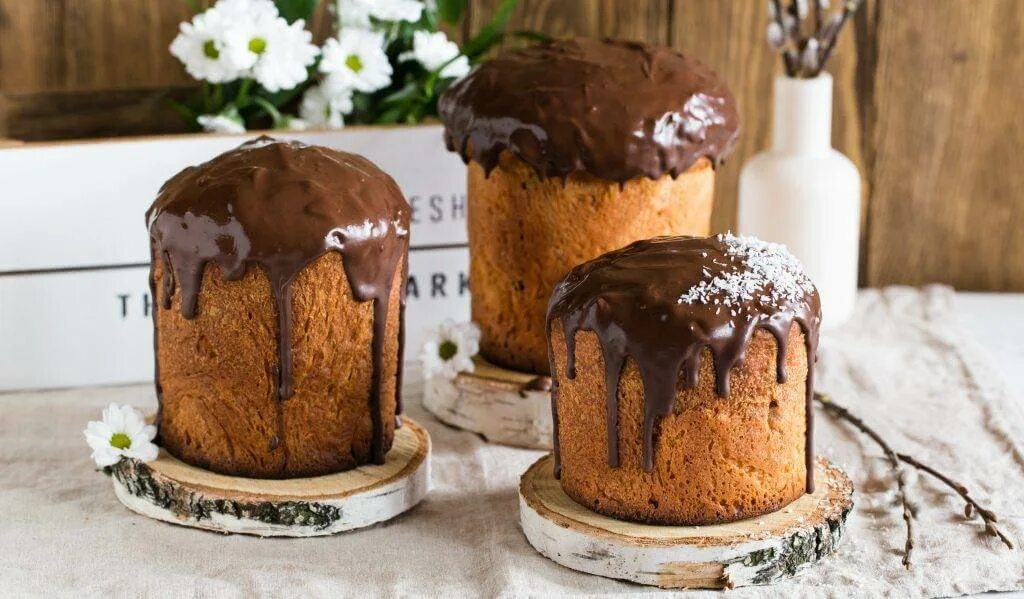 Кулич с шоколадом. Глазурь для кулича пасхального. Шоколадный кулич кексовый. Кулич «Пасхальный». Кулич с шоколадной глазурью.