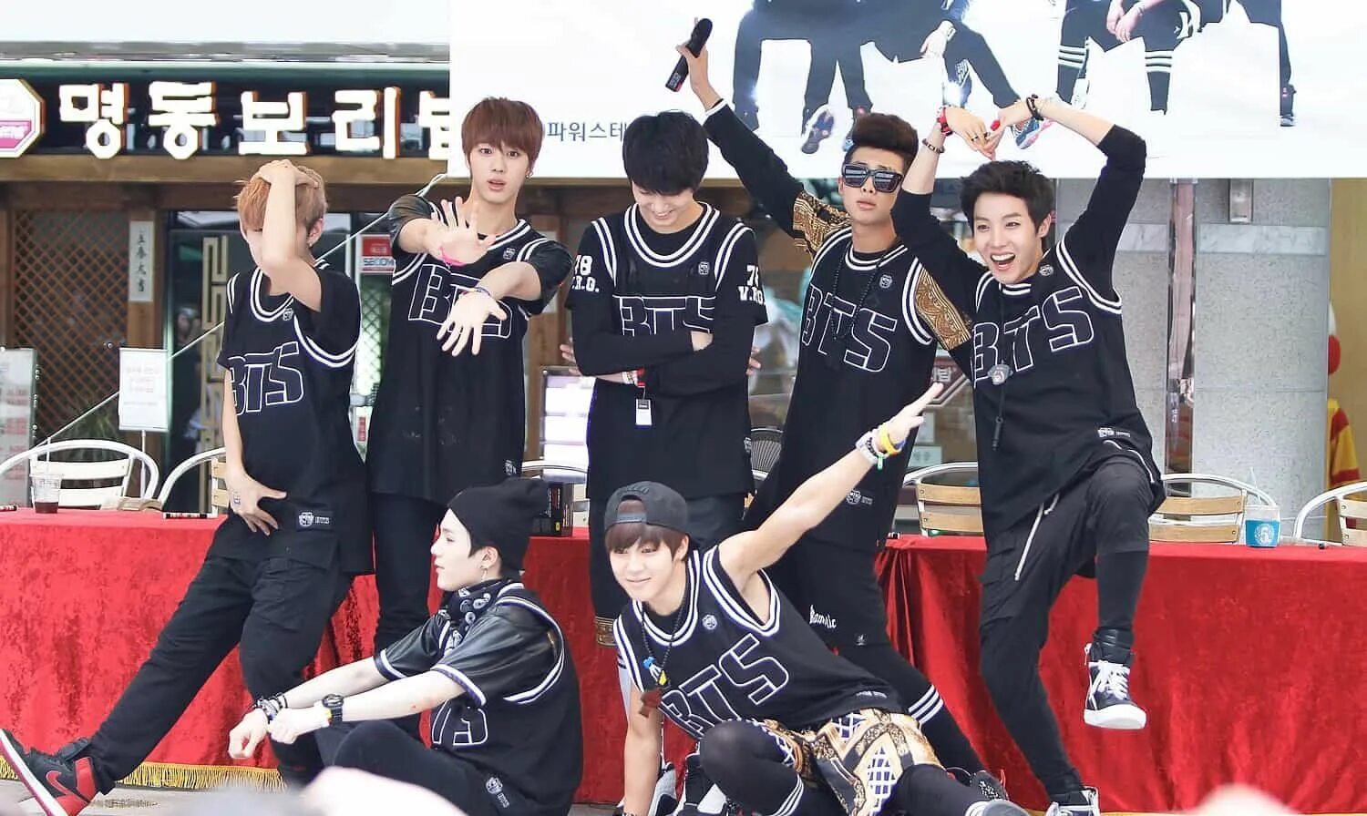 Bts attack on bangtan. Бтс дебют. bts 2013 дебют. 13 июня 2013 бтс. рм бтс 2013.