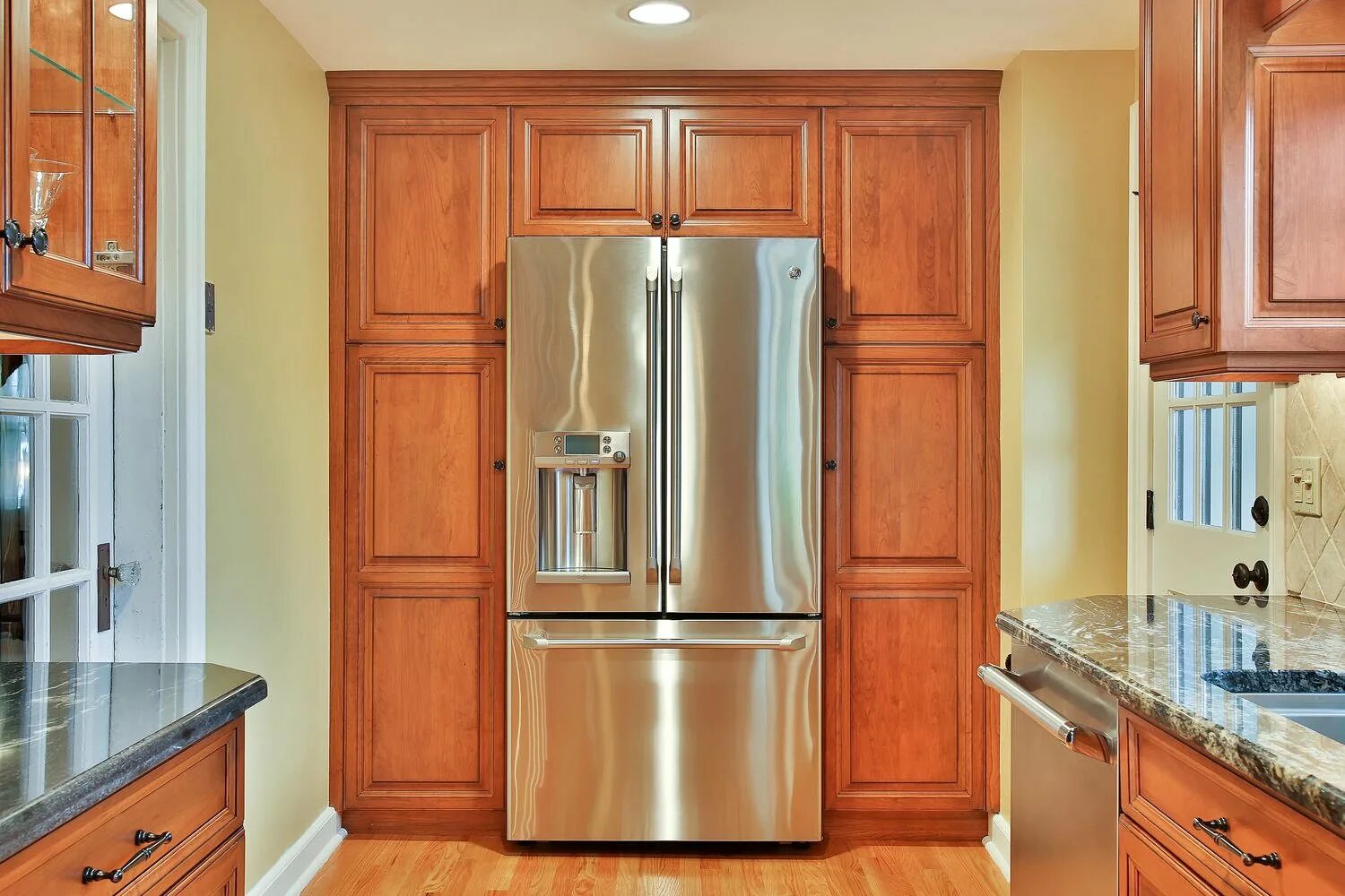Шкаф для кухни фото. Холодильник встроенный в шкаф. Шкаф для встраиваемого холодильника. Встроенный холодильник отдельностоящий. Кухонный шкаф для холодильника.