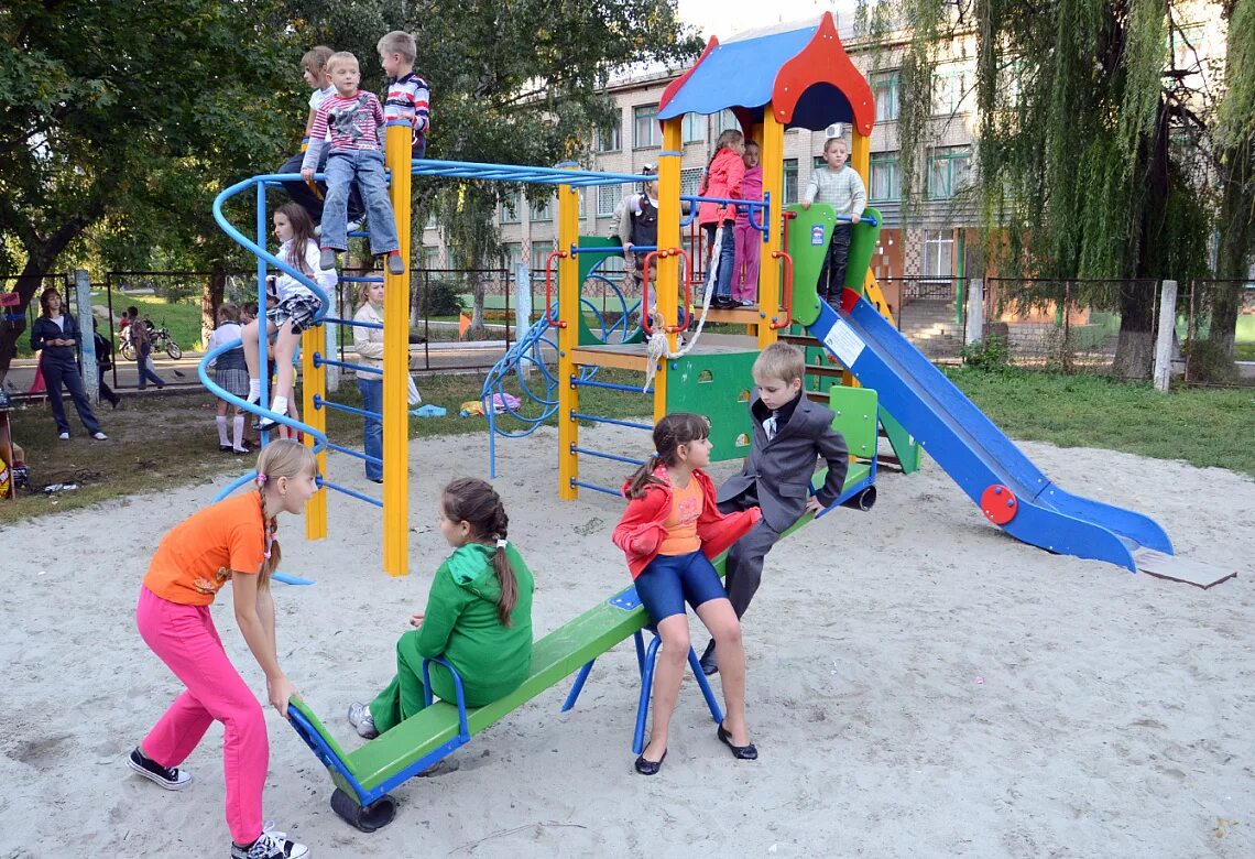 Детские площадки можно ли гулять. Дети на детской площадке. Детские дворовые площадки. Детская летняя площадка. Детские площадки во дворе.