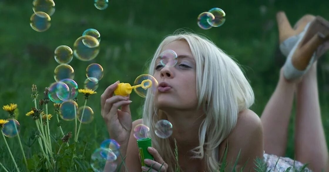 Bubble blonde. Девушка с мыльными пузырями. Фотосессия с мыльными пузырями. Фотосет с мыльными пузырями. Фотосессия с мыльными пузырями на природе.