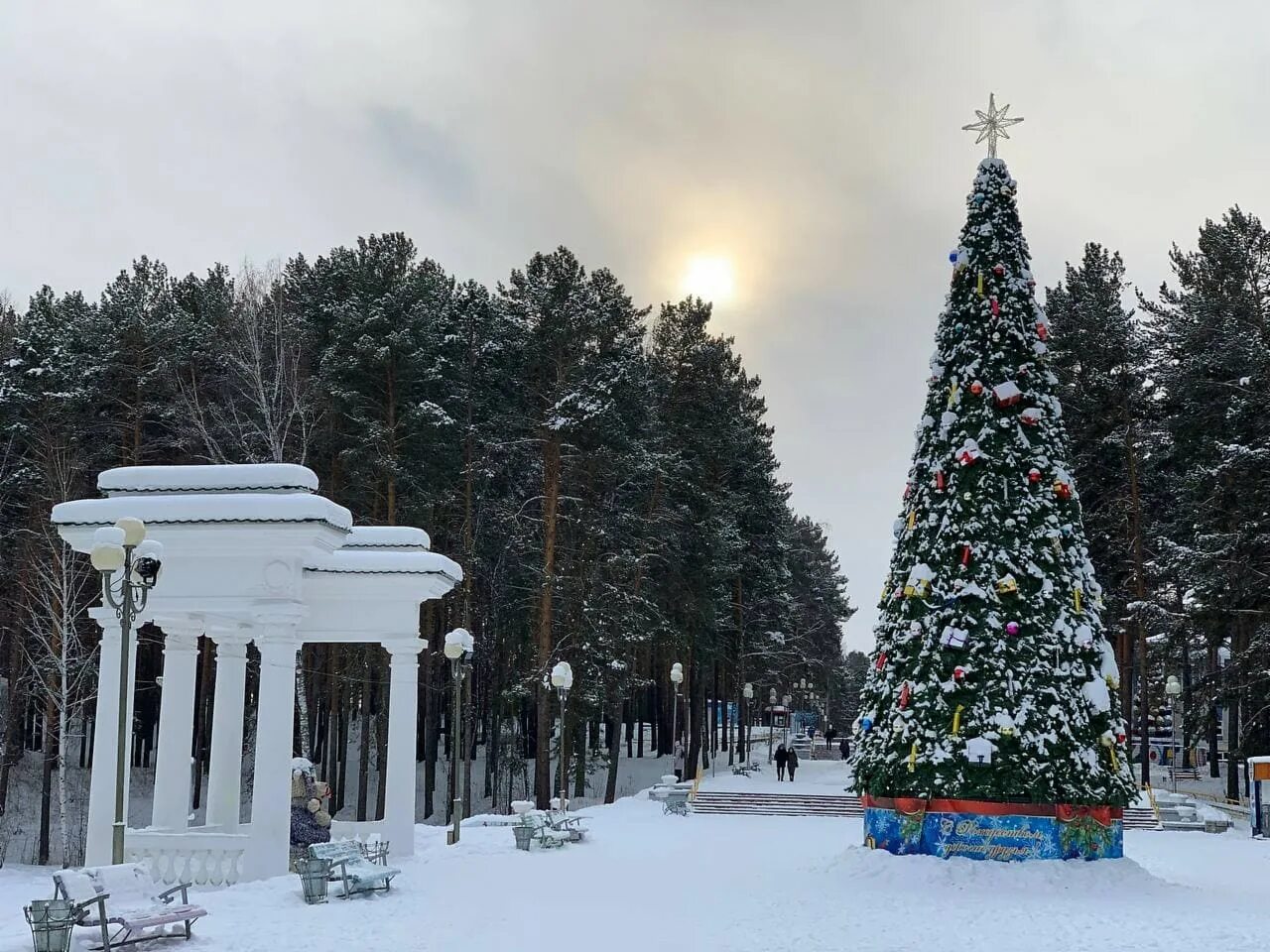 Железногорск красн край. Парк Железногорск Красноярский. Парк Кирова Железногорск Красноярский. Площадь Железногорска Красноярского края. Елка в Железногорске Красноярского края.