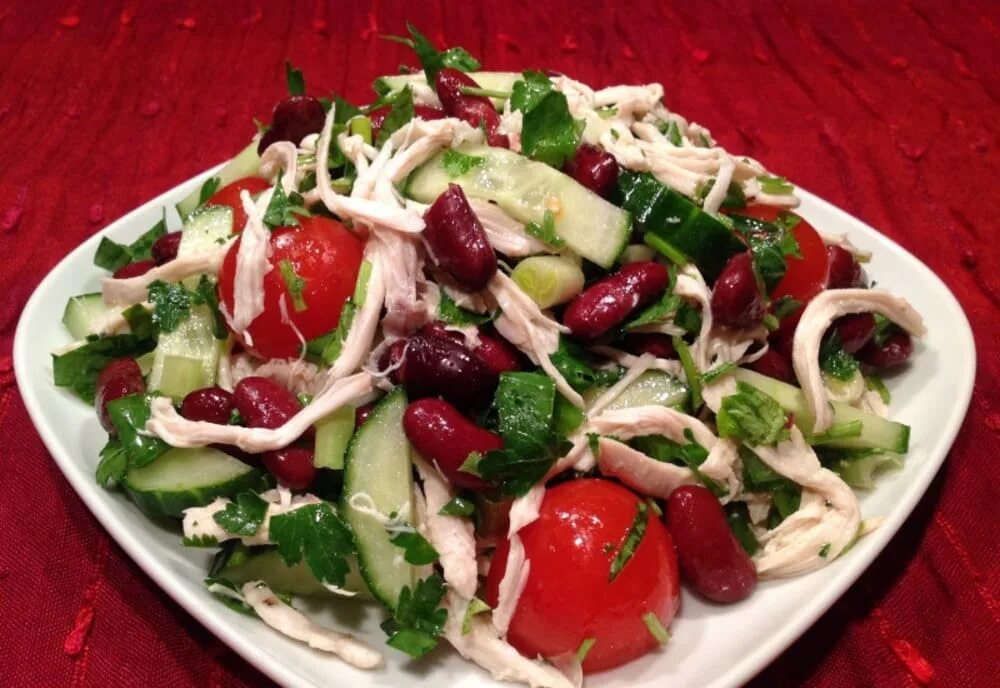 Салат курица фасоль помидор. Салат с кальмарами и фасолью. Салат с кальмарами и фасолью красной. Салат с кальмарами и болгарским перцем. Салат с кальмаром и гранатом.