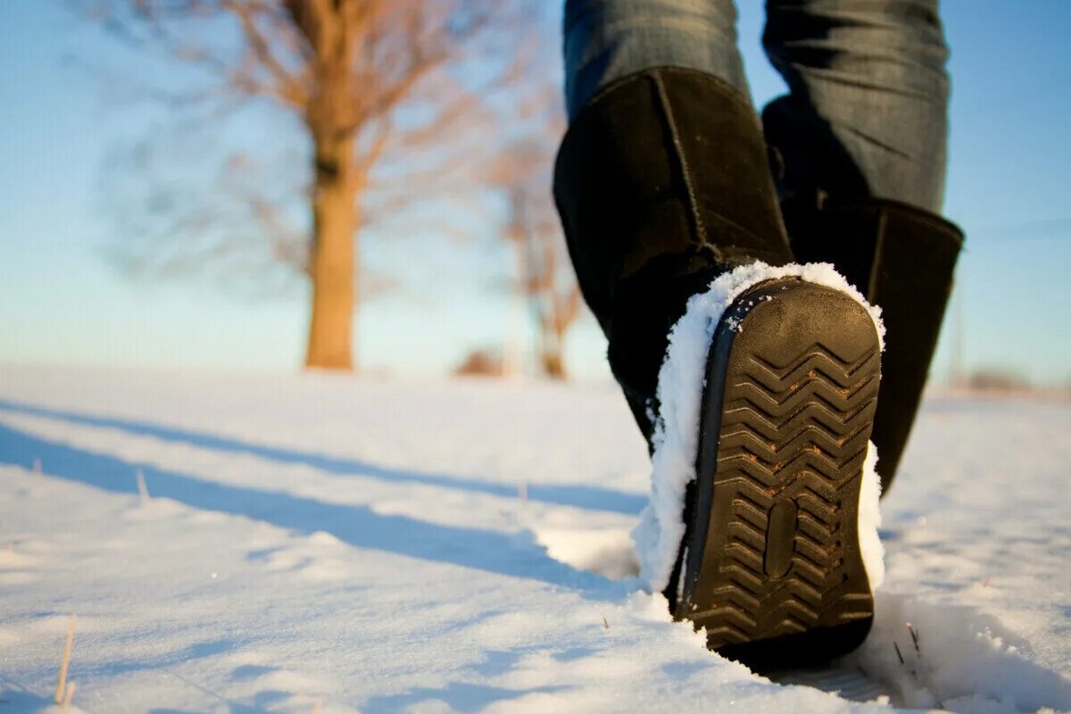 В сильный мороз ноги. Зимняя обувь. Ходьба по снегу. Снег под ногами. Пешие прогулки зимой.