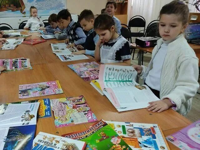 Ученики мультяшные. Дети школьники мультяшные. Веселые дети рисунок. Нарисованные школьники. Школьные картинки для детей начальной школы.