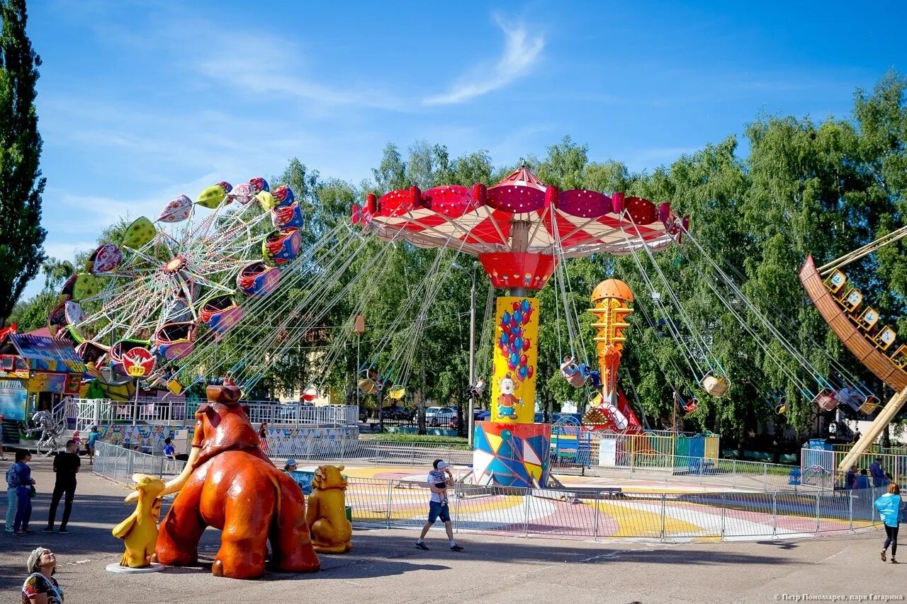 Crazyland челябинск аттракционы. Аттракционы октябрьский. Колесо обозрения туймазы. Аттракционы октябрьский башкортостан. Аттракционы октябрьский.