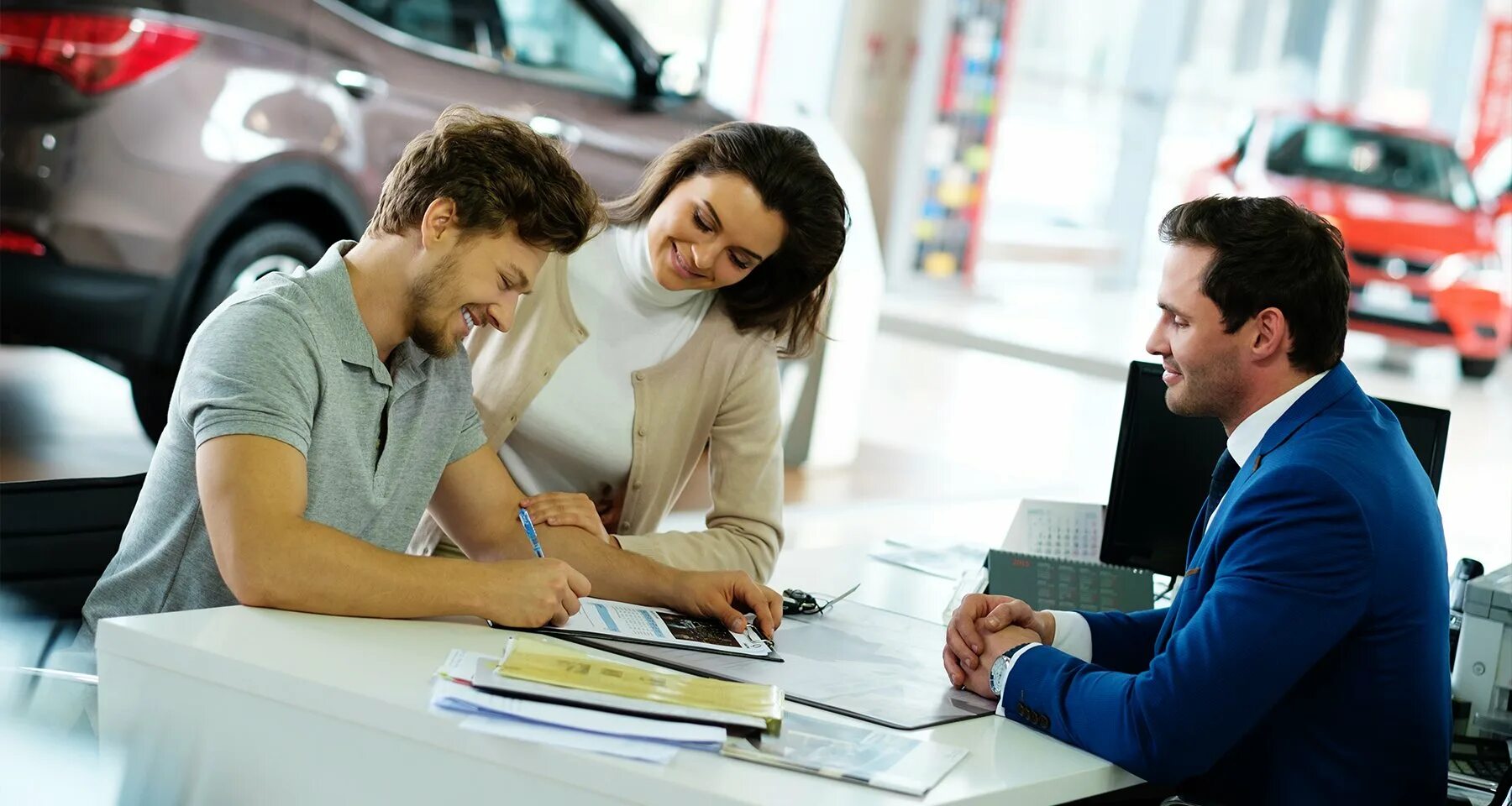 We buy a new car on tuesday. Автокредит. Автокредит машина. Покупатель автомобиля. С покупкой машины картинки.