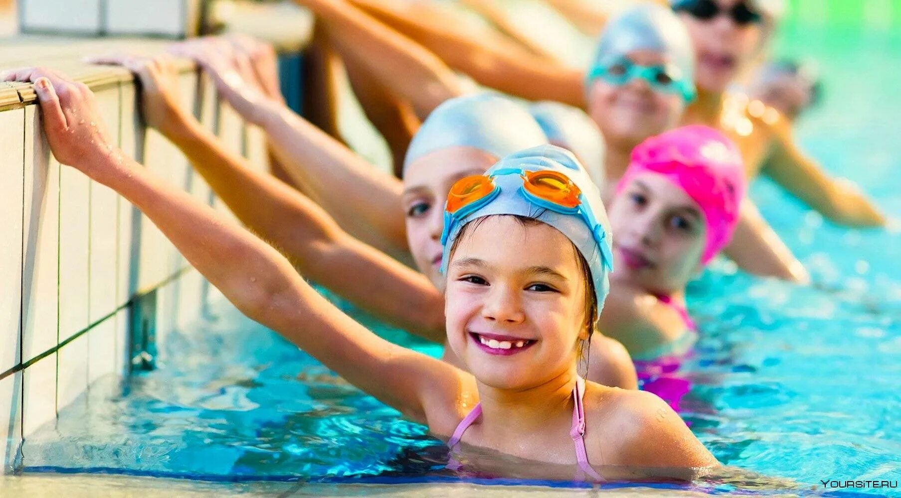 The children are swimming. Дети в бассейне. Плавание в бассейне дети. Дети в спортивном бассейне. Занятия в бассейне для детей.