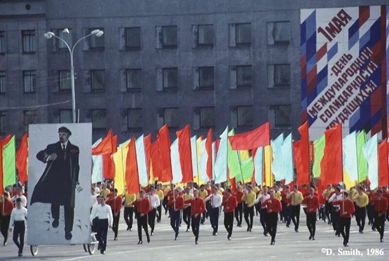 Первомайская демонстрация в СССР. Первомайская демонстрация в СССР 1980. Парад площадь Кирова. Первомайский парад 1986. 1 мая 1988