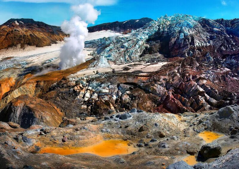 Кратер вулкана мутновский камчатка. Кратер вулкана мутновский камчатка. Кратер вулкана мутновский. Вулкан мутновская сопка. Кратер вулкана мутновский.