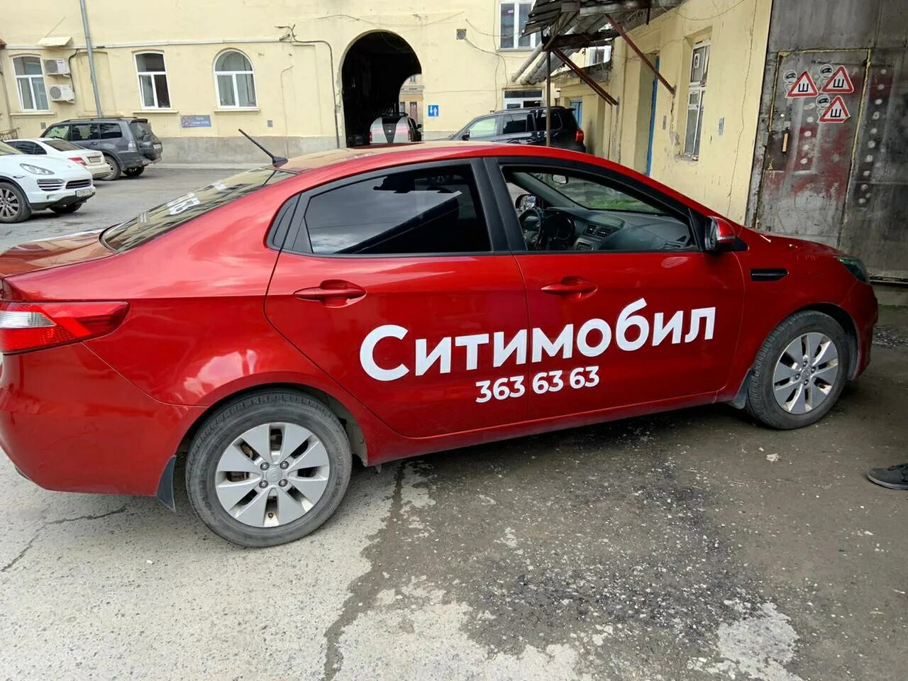 Наклейки яндекс такси для брендирования. Магнитное брендирование. Магнитный брендинг яндекс такси. Магнитное брендирование. Магнитное брендирование.