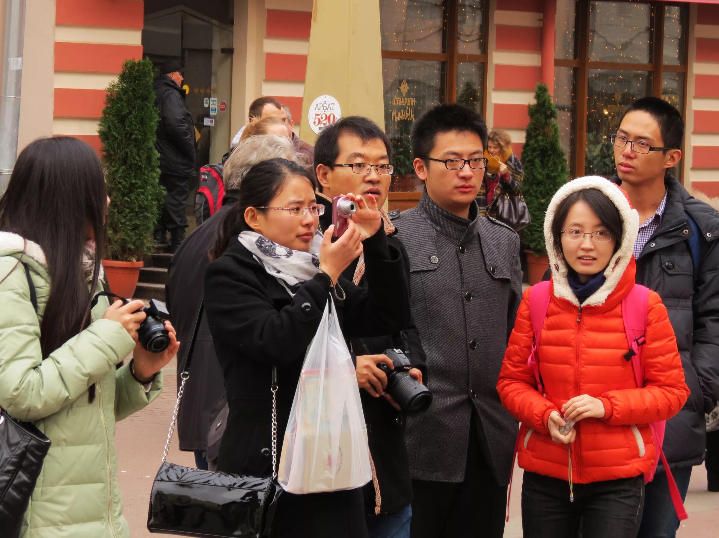 Китайские туристы. Китайские туристы в России. Китаец экскурсовод. Китайский гид. Заезды в китае