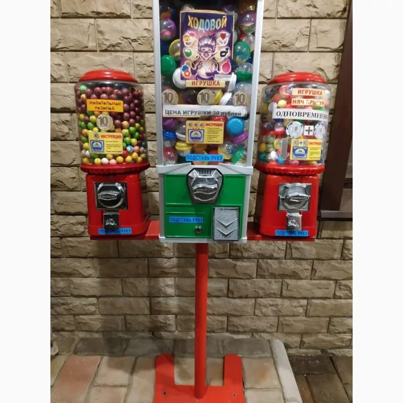 Игрушечный автомат по продаже жевательных резинок. Торговый автомат для конфет. Два автомата продают жвачку. 4. Аппарат по продаже жвачек.