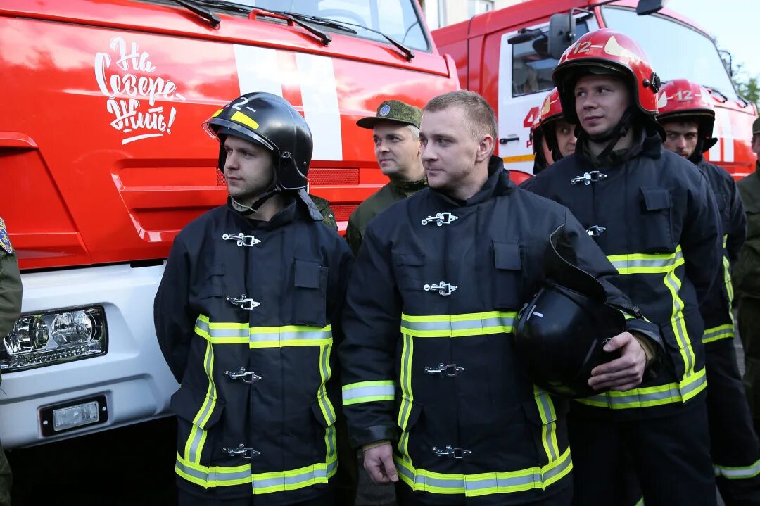 Сколько зарабатывает пожарник. Пожарные России. Зарплата пожарного МЧС. Пожарные Мурманск. Пожарная охрана Мурманск.