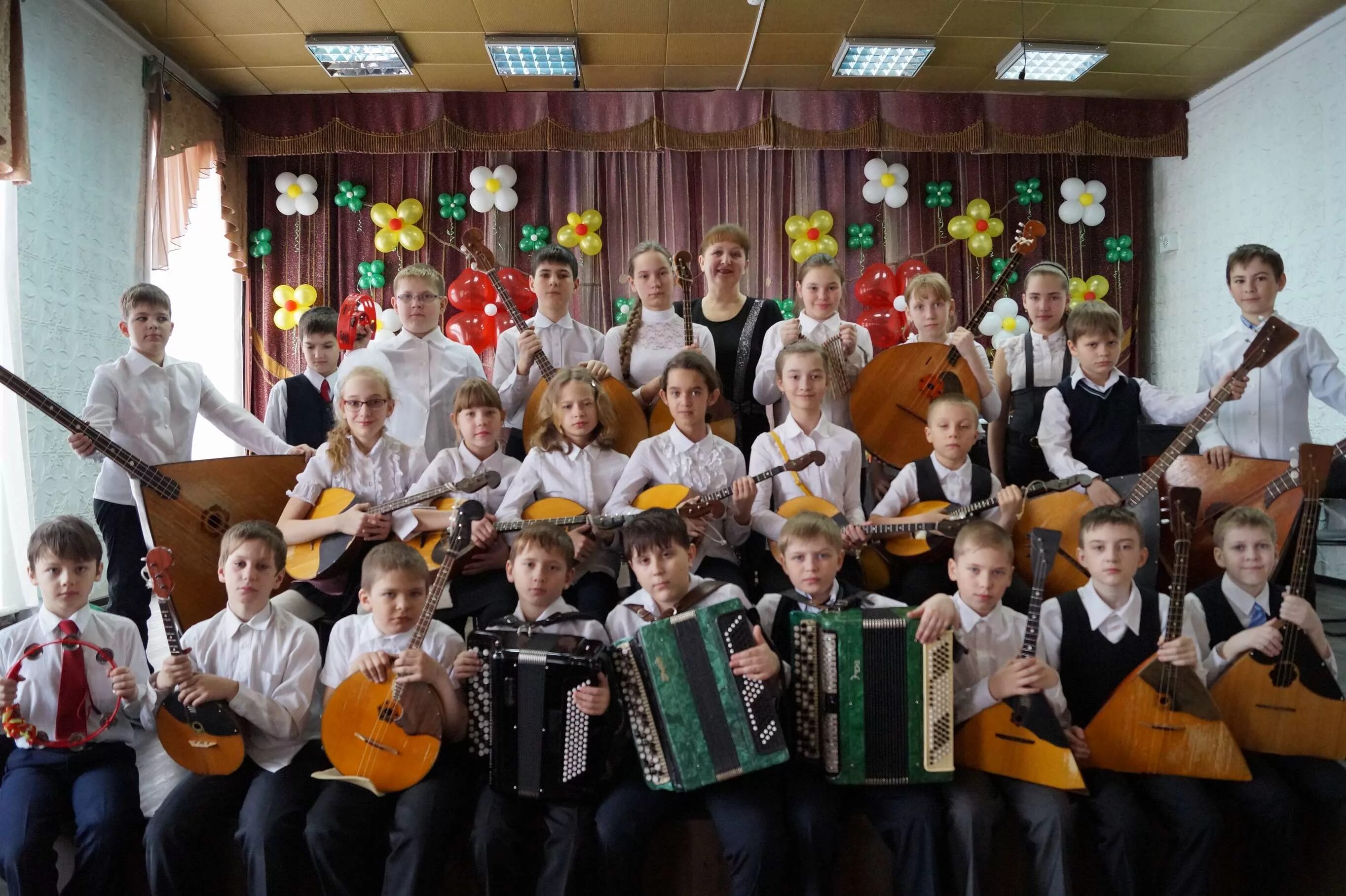 Ансамбль русских народных инструментов садко владивосток. Ансамбль народных инструментов. Детский народный оркестр. Музыкальная школа. Русский народный оркестр детский.
