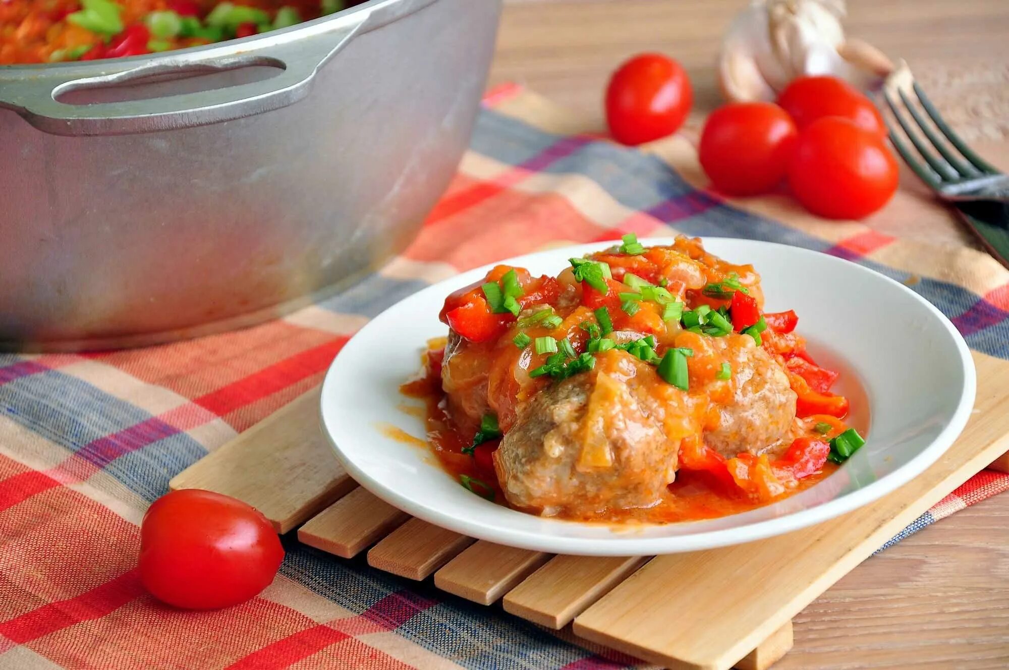 Картофель с рисом и овощами. Тефтели. тефтели с овощами. тефтели в соусе. фрикадельки мясные с овощами.