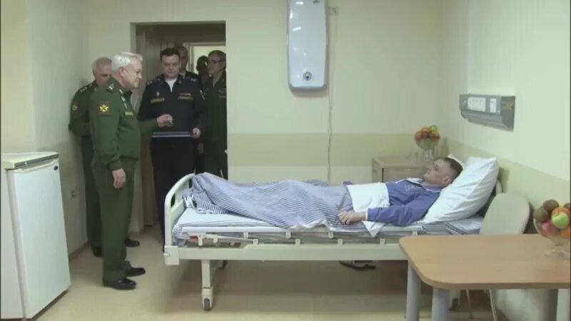 Притормозив у госпиталя она без сознания упала. Раненые военные в госпитале Вишневского. Раненый солдат в госпитале. Раненные солдаты лежащие в госпитале. Раненные Ростов солдаты госпиталь.