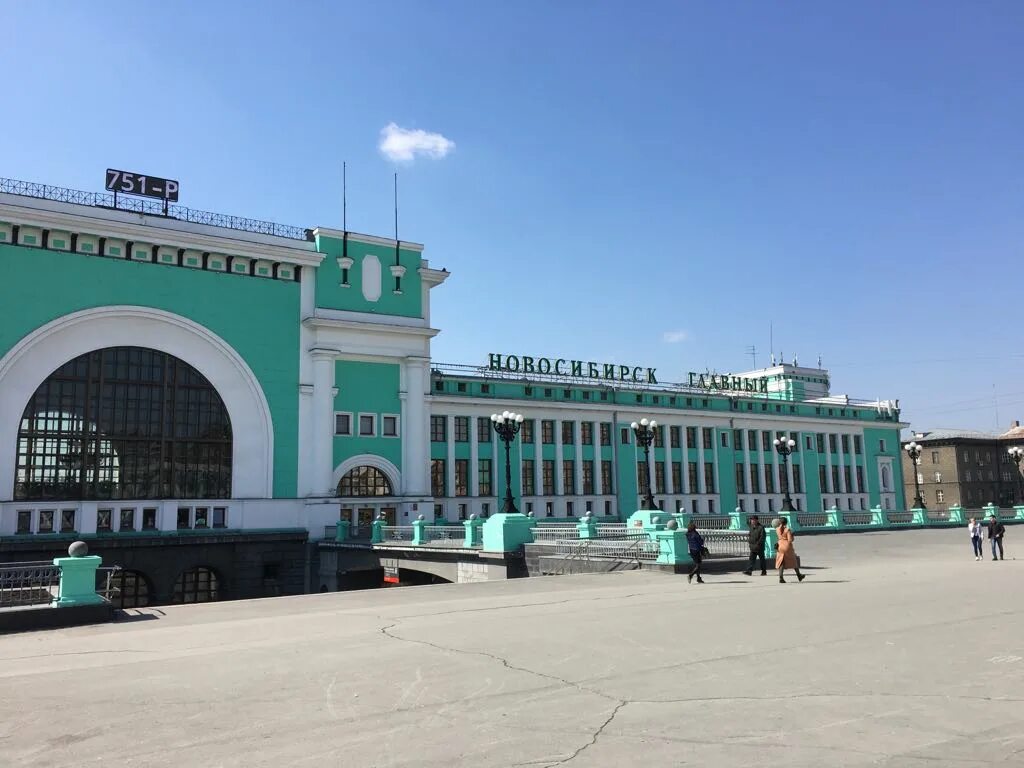 Главный вокзал болотное. Вокзал новосибирск главный. железнодорожный вокзал новосибирск главный. начальник станции новосибирск главный. новосибирск начальник железнодорожного вокзала.