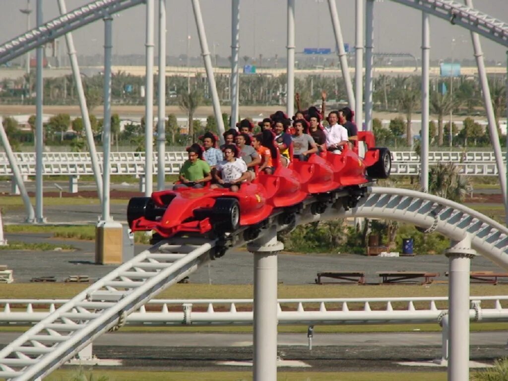 Парк феррари в дубае. Ferrari World Абу-Даби. Феррари парк Дубай аттракционы. Ferrari парк в Абу Даби. Феррари парк Абу Даби аттракционы.