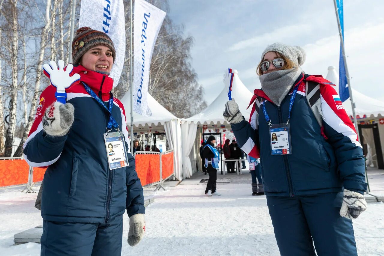 Волонтеры зима фото. Чемпионат по фристайлу форма волонтера. Волонтеры зима. Волонтеры универсиады 2019. Волонтеры зимой.