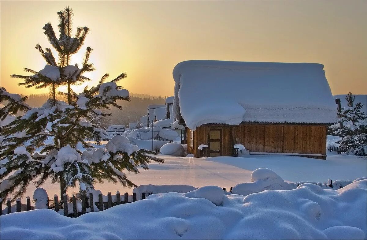 Дом в деревне зимой. Деревня зимой ночью. Зима в деревне Эстетика. Декорация деревня зимой. Зайдешь в такую избушку зимой жилым