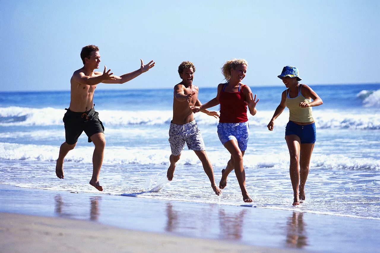 Активный отдых на пляже. Друзья на пляже. Догонялки. Игры на пляже для детей.
