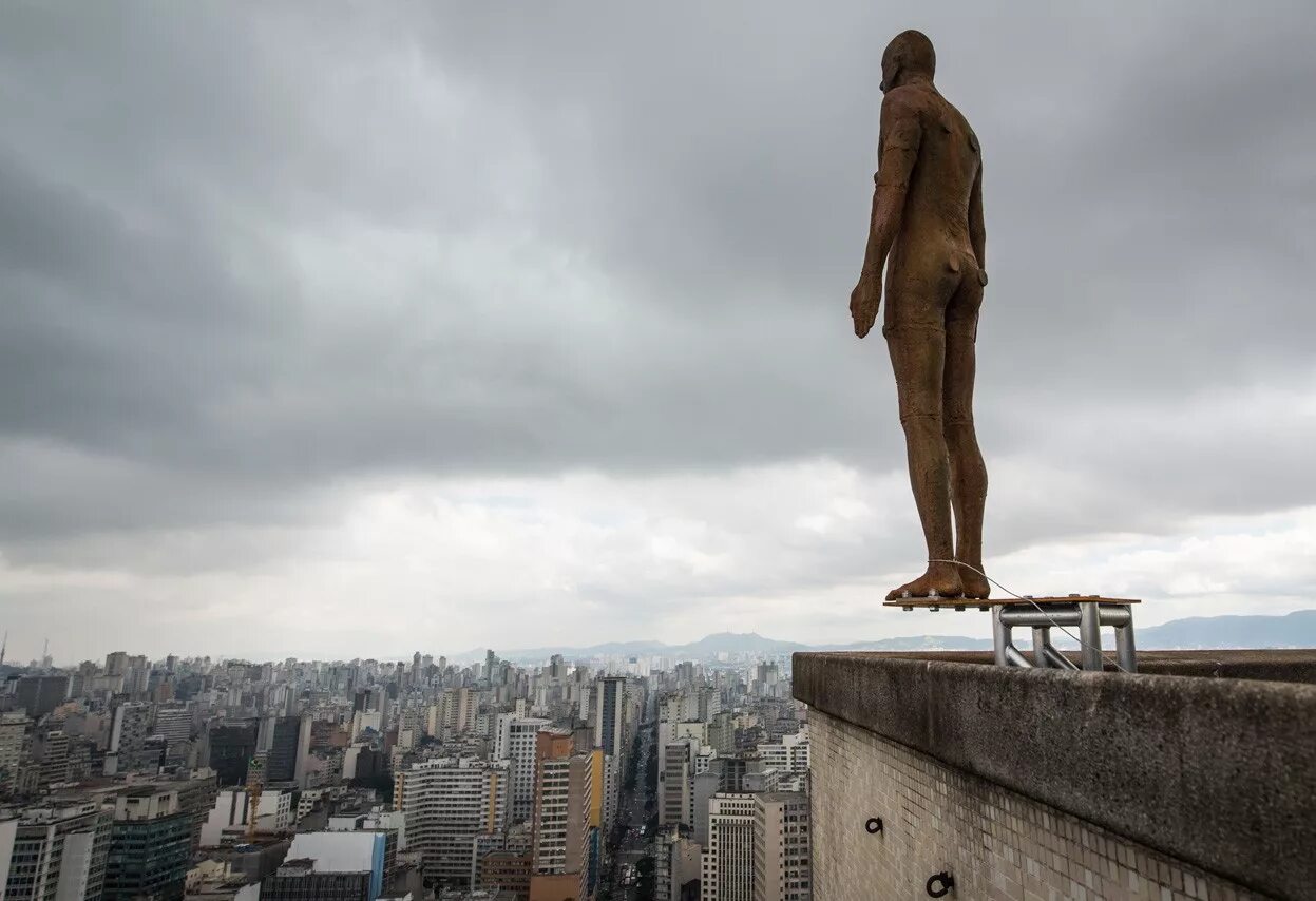 Стоящие картинки. Энтони Гормли Горизонт событий. Статуя в Сан Пауло. Скульптуры Гормли Горизонт событий. Гормли фигуры статуи на крышах.