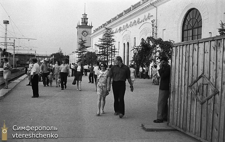Симферополь 80 лет со дня. Железнодорожный вокзал симферополь 1960. симферопольский вокзал 60 годы. центральный рынок симферополь 1960. симферополь 60-80 г.г..