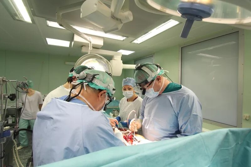 Лучший кардиохирург мира. Первый кардиохирург. Операционная медсестра. Первый кардиохирург. Астрахань покровская роща 4.